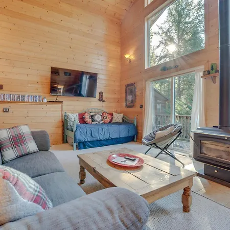 Quaint Cabin Deck And Grill In Leavenworth